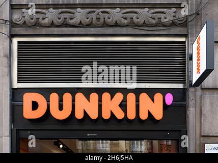 VALENCIA, SPAGNA - 15 NOVEMBRE 2021: Dunkin è una multinazionale americana di caffè e ciambelle Foto Stock