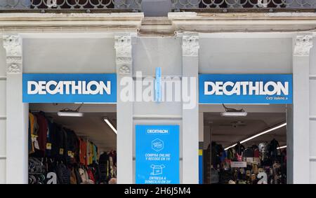 VALENCIA, SPAGNA - 15 NOVEMBRE 2021: Decathlon è un rivenditore francese di articoli sportivi Foto Stock