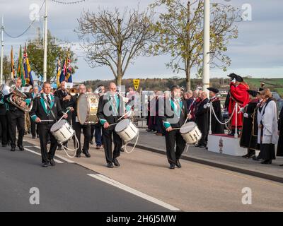 BIDEFORD, DEVON, INGHILTERRA - NOVEMBRE 14 2021: Cerimonia domenicale del ricordo. La band cittadina marciano davanti ai dignitari locali sulla strada per la chiesa. Foto Stock