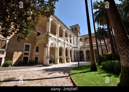 Italia, Roma, Palazzo Venezia, cortile, giardini e loggia Foto Stock