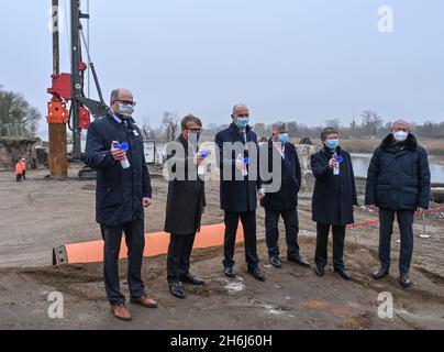 16 novembre 2021, Brandeburgo, Küstrin-Kietz: Partecipando alla posa simbolica della pietra di fondazione del ponte ferroviario sul fiume Oder, confine tedesco-polacco, vi sono Jakub Kapturzak (l-r), capo del dipartimento ferroviario del ministero delle infrastrutture polacco, Ronald Pofalla, membro del consiglio di amministrazione della Deutsche Bahn, Dietmar Woidke (SPD), primo Ministro del Brandeburgo, Gernot Schmidt (SPD), Amministratore Distrettuale di Märkisch-Oderland, Hugo Gratza, Capo del Dipartimento ferroviario del Ministero federale dei trasporti e Guido Beermann (CDU), Ministro delle infrastrutture dello Stato di Brande Foto Stock