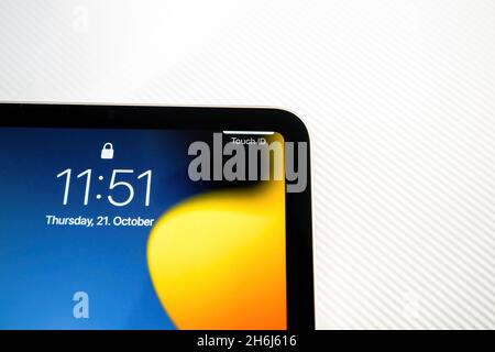 Close-up macroview of Touch ID message on retina display of new iPad Mini 6th tablet - electronic fingerprint recognition feature Foto Stock