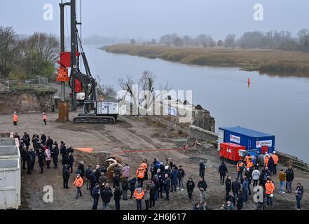 16 novembre 2021, Brandeburgo, Küstrin-Kietz: Un grande carro di perforazione si trova nel sito dell'ex ponte sul confine tedesco-polacco Oder. Lo stesso giorno fu posta la pietra di fondazione per la costruzione di un nuovo ponte ferroviario sul fiume Oder. Il governo federale investe circa 65 milioni di euro nella costruzione. Secondo le proprie informazioni, il nuovo ponte ferroviario è unico al mondo. I cavi di supporto del ponte ad arco di rete lungo 260 metri, i cosiddetti appendiabiti, sono realizzati in carbonio. Il materiale, che è significativamente più elastico dell'acciaio, e la locanda Foto Stock