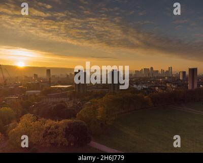 Londra, Regno Unito. 15 novembre 2021. Il sole sorge su East London, visto da Victoria Park questa mattina. Foto Stock