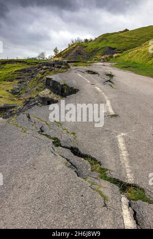 L'ex un625 attraversato il smottamenti sotto Mam Tor in Castleton, Derbyshire ma fu abbandonato definitivamente nel 1979 a causa del continuo le riparazioni richieste. Foto Stock