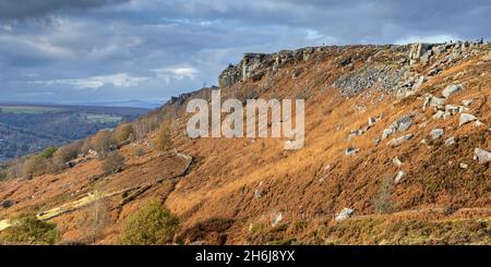 Una vista autunnale di Curbar Edge da Baslow Edge nel Peak District National Park, Derbyshire, Inghilterra. Foto Stock