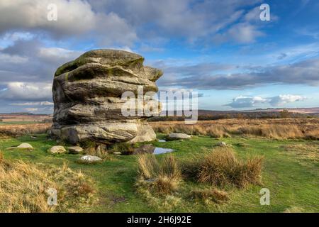 Il grande masso conosciuto come Eagle Stone sulla brughiera vicino Baslow Edge nel Peak District National Park, Derbyshire, Inghilterra. Foto Stock