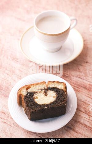 fetta di torta al cioccolato da forno e tè sul tavolo Foto Stock