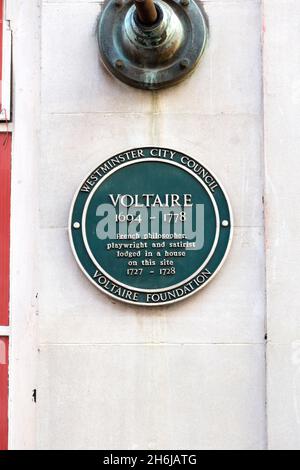 Targa verde che segna la casa dove il filosofo francese Voltaire viveva a Maiden Lane, Londra, Regno Unito Foto Stock