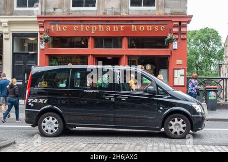 Un Edinburgh Mobility Disabled Access Taxi fuori dall'Elephant House Cafe reso famoso da J.K. Rawlings e altri Autori Foto Stock
