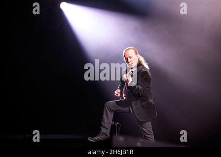 Oslo, Norvegia. 14 novembre 2021. Nightwish, la band sinfonica metal finlandese, suona un concerto dal vivo presso l'Oslo Spektrum di Oslo. Qui il chitarrista Emppu Vuorinen è visto dal vivo sul palco. (Photo credit: Gonzales Photo - Terje Dokken). Foto Stock