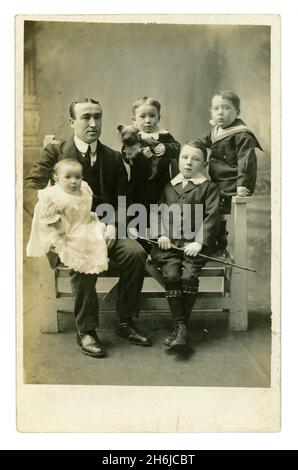 Cartolina edoardiana originale dei primi anni del 1900 con i suoi figli, ragazzi in tute a vela, frusta, bambino, Yorkshire Terrier, James Heppell, Figlio dello studio di Joe Gardner West Cornforth Co. Durham, circa 1910 Foto Stock