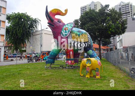 Small Open Park at Hindoo Road è un parco pubblico con sculture di elefanti colorati in Little India, Singapore. Foto Stock