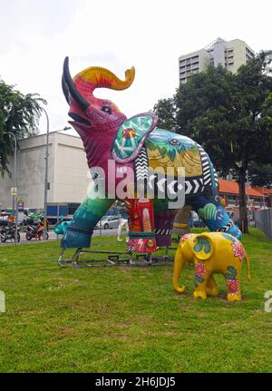 Small Open Park at Hindoo Road è un parco pubblico con sculture di elefanti colorati in Little India, Singapore. Foto Stock