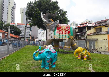 Small Open Park at Hindoo Road è un parco pubblico con sculture di elefanti colorati in Little India, Singapore. Foto Stock