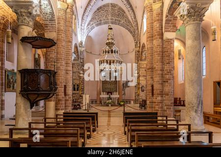 Innenraum der Sankt-Tryphon-Kathedrale in Kotor, Montenegro, Europa | Cattedrale di San Tryphon interiore, Kotor, Montenegro, Europa Foto Stock