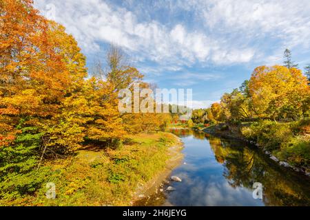 Vista panoramica lungo il pittoresco fiume Ottauquelchee da Middle Covered Bridge con vivaci colori autunnali, Woodstock, Vermont, New England, USA Foto Stock