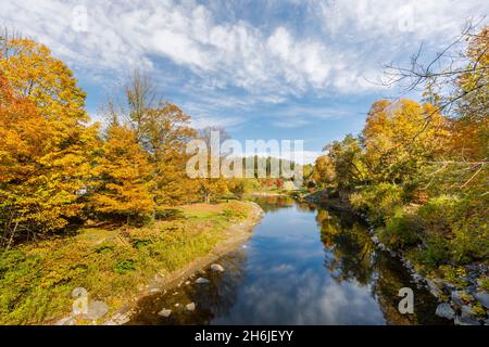 Vista panoramica lungo il pittoresco fiume Ottauquelchee da Middle Covered Bridge con vivaci colori autunnali, Woodstock, Vermont, New England, USA Foto Stock