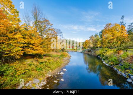 Vista panoramica lungo il pittoresco fiume Ottauquelchee da Middle Covered Bridge con vivaci colori autunnali, Woodstock, Vermont, New England, USA Foto Stock