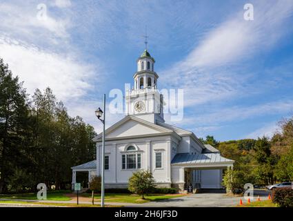 Facciata in legno della prima chiesa congregazionale di Woodstock, una chiesa evangelica indipendente riformata a Woodstock, Vermont, New England, USA Foto Stock