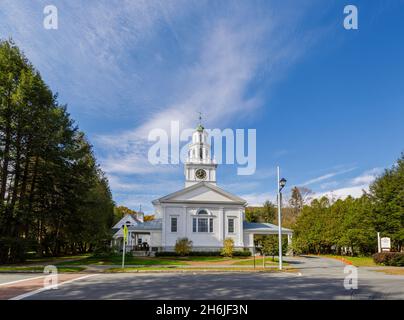 Facciata in legno della prima chiesa congregazionale di Woodstock, una chiesa evangelica indipendente riformata a Woodstock, Vermont, New England, USA Foto Stock