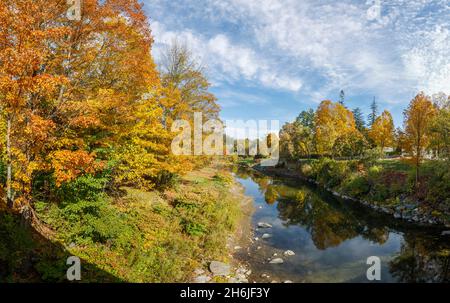 Vista panoramica lungo il pittoresco fiume Ottauquelchee da Middle Covered Bridge con vivaci colori autunnali, Woodstock, Vermont, New England, USA Foto Stock