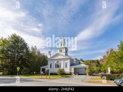 Facciata in legno della prima chiesa congregazionale di Woodstock, una chiesa evangelica indipendente riformata a Woodstock, Vermont, New England, USA Foto Stock