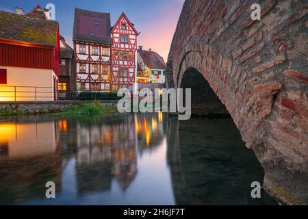 Ulm, Germania. Immagine del paesaggio urbano della strada della città vecchia di Ulm, Germania, con la tradizionale architettura bavarese al tramonto d'autunno. Foto Stock