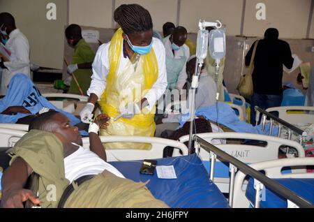 Kampala, Uganda. 16 novembre 2021. Un uomo ferito riceve cure mediche all'ospedale di Mulago a Kampala, Uganda, 16 novembre 2021. 24 feriti, quattro in condizioni critiche, sono stati inviati all'ospedale nazionale di riferimento ugandese a seguito di due esplosioni separate qui nella capitale martedì, ha detto il ministero della salute. Credit: Nicholas Kajoba/Xinhua/Alamy Live News Foto Stock