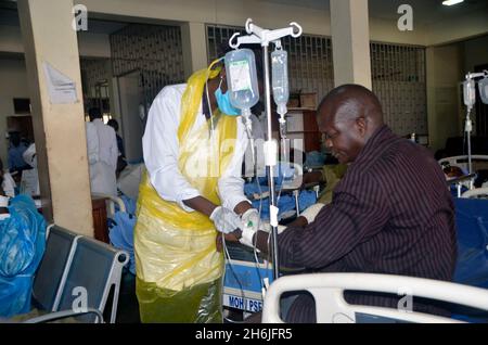 Kampala, Uganda. 16 novembre 2021. Un uomo ferito riceve cure mediche all'ospedale di Mulago a Kampala, Uganda, 16 novembre 2021. 24 feriti, quattro in condizioni critiche, sono stati inviati all'ospedale nazionale di riferimento ugandese a seguito di due esplosioni separate qui nella capitale martedì, ha detto il ministero della salute. Credit: Nicholas Kajoba/Xinhua/Alamy Live News Foto Stock