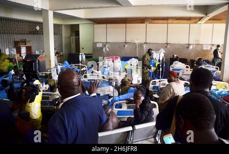 Kampala, Uganda. 16 novembre 2021. I feriti ricevono cure mediche all'ospedale Mulago di Kampala, Uganda, 16 novembre 2021. 24 feriti, quattro in condizioni critiche, sono stati inviati all'ospedale nazionale di riferimento ugandese a seguito di due esplosioni separate qui nella capitale martedì, ha detto il ministero della salute. Credit: Nicholas Kajoba/Xinhua/Alamy Live News Foto Stock