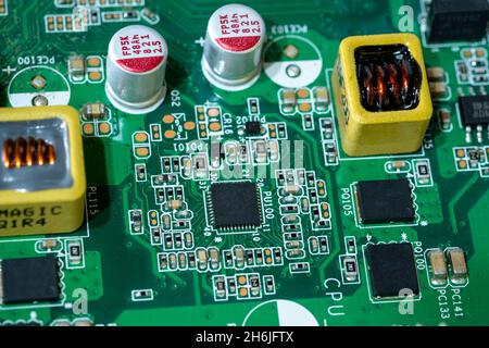 Scheda madre elettronica a circuito integrato con microchip, componenti del computer mancanti Foto Stock