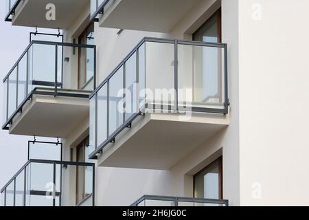 Varsavia, Polonia - 20 ottobre 2021: Parte dell'edificio che mostra la facciata con balconi. E' un edificio contemporaneo di recente costruzione per ma Foto Stock