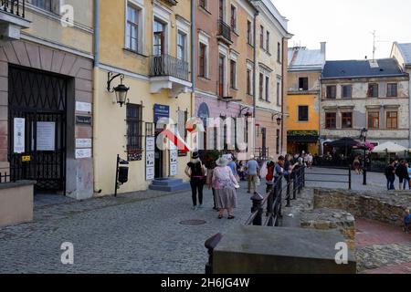 Lublino, Polonia - 11 settembre 2021: Case della Città Vecchia. I marciapiedi nelle vicinanze sono ricoperti di pietre di pavimentazione sulle quali le persone che visitano la zona camminano Foto Stock