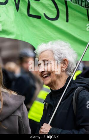 Protestor, Rise and Rebel march, Extinction Rebellion, Londra, UK. 13 novembre 2021 Foto Stock