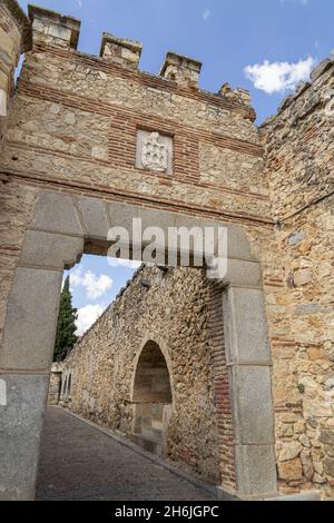 Colpo verticale del Postigo del Consuelo, porte delle mura del centro storico. Segovia, Spagna. Foto Stock