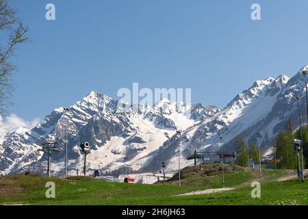 Territorio di Sochi Krasnodar il 29 aprile 2018. Montagne innevate nelle nuvole. Catena montuosa caucasica a Krasnaya Polyana, località sciistica di Rosa Khutor Foto Stock