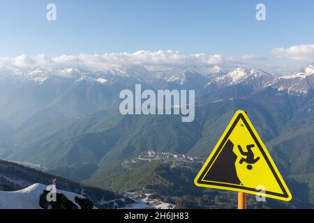 Territorio di Sochi Krasnodar il 29 2018 aprile. Montagne innevate nelle nuvole. Catena montuosa caucasica a Krasnaya Polyana, località sciistica di Rosa Khutor. Foto Stock