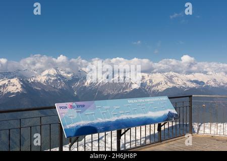 Territorio di Sochi Krasnodar il 29 2018 aprile. Montagne innevate nelle nuvole. Catena montuosa caucasica a Krasnaya Polyana, località sciistica di Rosa Khutor. Foto Stock