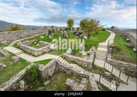 Rovine dell'antica fortezza bizantina Peristera nella città di Peshtera, regione di Pazardzhik, Bulgaria Foto Stock