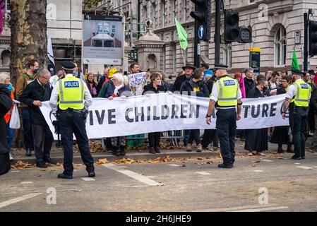 Dare ai bambini un futuro banner, protesta contro Lord Mayor Show, Rise and Rebel march, Extinction Rebellion, Londra, Regno Unito. 13 novembre 2021 Foto Stock