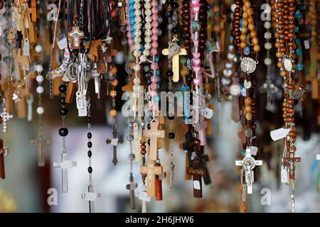 Negozio di souvenir con perle di Rosario e medaglie religiose, Santuario di Fatima, Centro, Portogallo, Europa Foto Stock