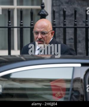 Downing Street, Londra, Regno Unito. 16 novembre 2021. Nadhim Zahawi MP, Segretario di Stato per l'Istruzione, a Downing Street per la riunione settimanale del gabinetto. Credit: Malcolm Park/Alamy Live News. Foto Stock