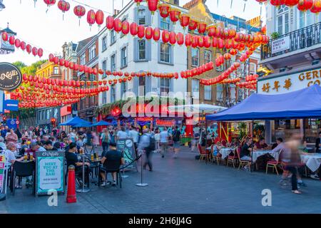 Vista della colorata Wardour Street a Chinatown, West End, Westminster, Londra, Inghilterra, Regno Unito, Europa Foto Stock