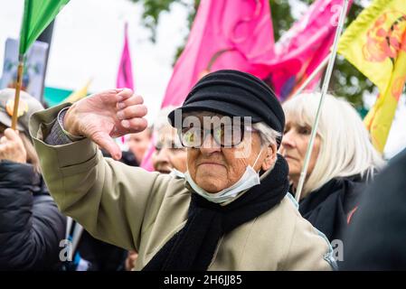 Donna anziana che mostra il pollice giù alla mostra del sindaco del Signore, la marcia di Rise and Rebel, la ribellione di estinzione, Londra, Regno Unito. 13 novembre 2021 Foto Stock