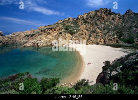 Spiaggia di Cala li Cossi sulla costa settentrionale dell'isola, Costa Paradiso, Provincia di Sassari, Sardegna, Italia, Mediterraneo, Europa Foto Stock