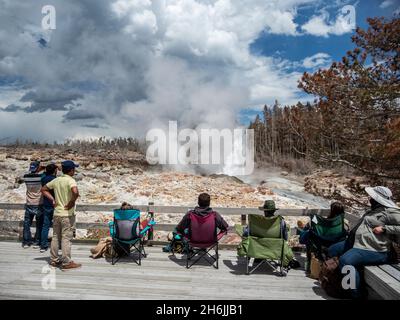 Steamboat Geyser, il geyser attivo più alto del mondo, si trova nel parco nazionale di Yellowstone, sito patrimonio dell'umanità dell'UNESCO, Wyoming, USA Foto Stock