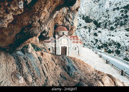 Chiesa ortodossa di Agios Nikolaos scolpita nelle rocce nella gola di Kotsifou, isola di Creta, isole greche, Grecia, Europa Foto Stock