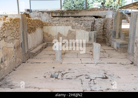 Pavimenti e colonne in pietra antica nel palazzo reale di Phaistos e sito archeologico, Creta, Isole Greche, Grecia, Europa Foto Stock