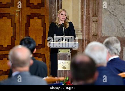 Praga, Repubblica Ceca. 16 novembre 2021. Il Presidente slovacco Zuzana Caputova parla al Senato ceco, il 16 novembre 2021, a Praga, Repubblica Ceca. Credit: Roman Vondrous/CTK Photo/Alamy Live News Foto Stock